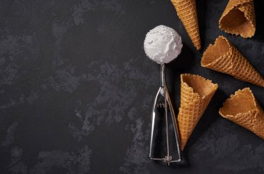 Beyaz dondurma için waffle konileri ve siyah bac bunun için bir kaşık