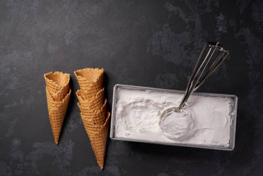 Dondurma için Kaşık konteyner vanilyalı buz biraz alır 