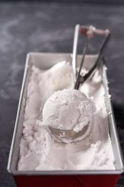 Vanilyalı dondurma kap dışında kepçe, üst görünümü.