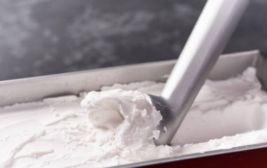 Dondurma için Kaşık konteyner vanilyalı buz biraz alır 