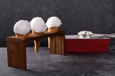 Koyu arka planda vanilyalı dondurma, seçici odak.