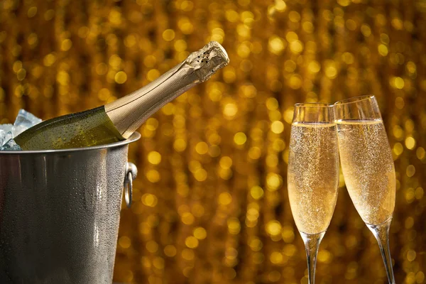 Sklenice šampaňského na světlě pozadí, párty nebo prázdninový podvod — Stock fotografie