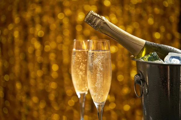 Nieuwjaars toast Champagne op gouden bokeh achtergrond — Stockfoto