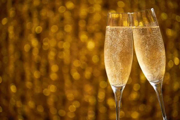Twee glazen champagne op glanzende bokeh effecten voor een bruiloft — Stockfoto