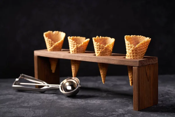 Cones de waffle de sorvete e uma colher esperando pelo recheio . — Fotografia de Stock
