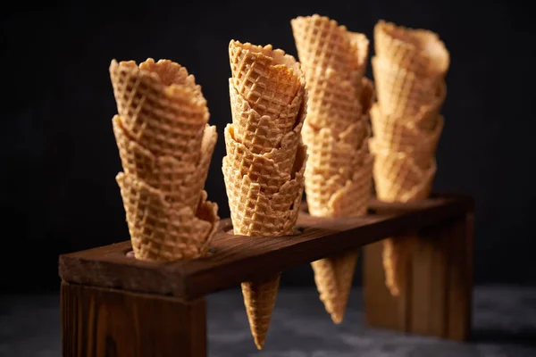 Cones de waffle para sorvete no fundo preto, close-up . — Fotografia de Stock
