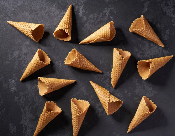 Cones de waffle para conceito de sorvete no fundo escuro, vista superior ., — Fotografia de Stock