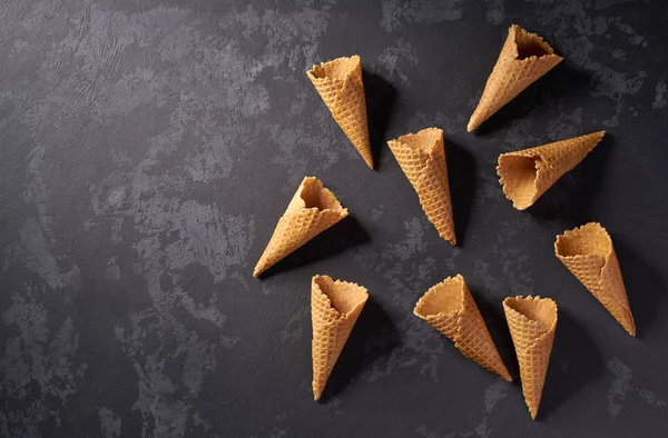 Cones de waffle para conceito de sorvete no fundo escuro, vista superior ., — Fotografia de Stock