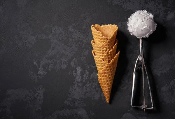 Cones de waffle de sorvete e uma grande colher esperando pelo recheio , — Fotografia de Stock