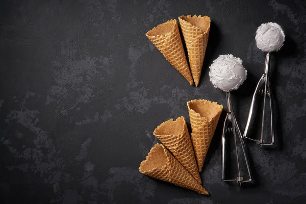 Cones de waffle de sorvete e uma colher para ele em backgroun preto — Fotografia de Stock