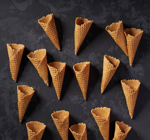 Cones de waffle para conceito de sorvete no fundo escuro, vista superior ., — Fotografia de Stock