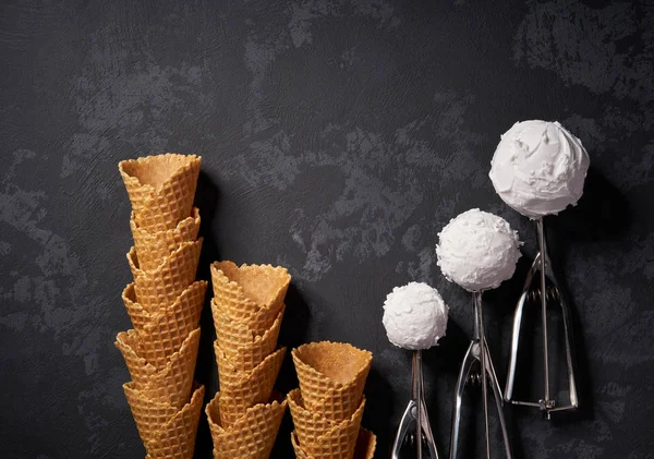 Cones de waffle de sorvete branco e uma colher para ele no bac preto — Fotografia de Stock