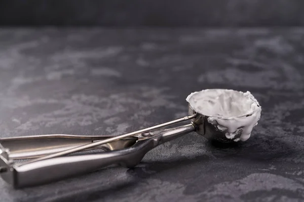 Cuchara de helado vacía sobre fondo oscuro, enfoque selectivo . — Foto de Stock