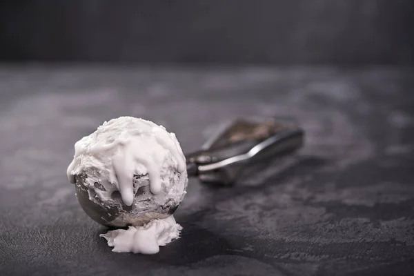 Cuillère à crème glacée remplie de crème glacée à la vanille sur fond sombre — Photo