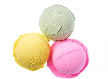 Dondurma farklı tatlar üç porsiyon, pembe, yeşil, beyaz arka plan üzerinde izole sarı, üst görünümü