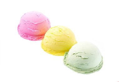 Dondurma farklı tatlar üç porsiyon, yeşil, sarı, pembe beyaz arka plan izole