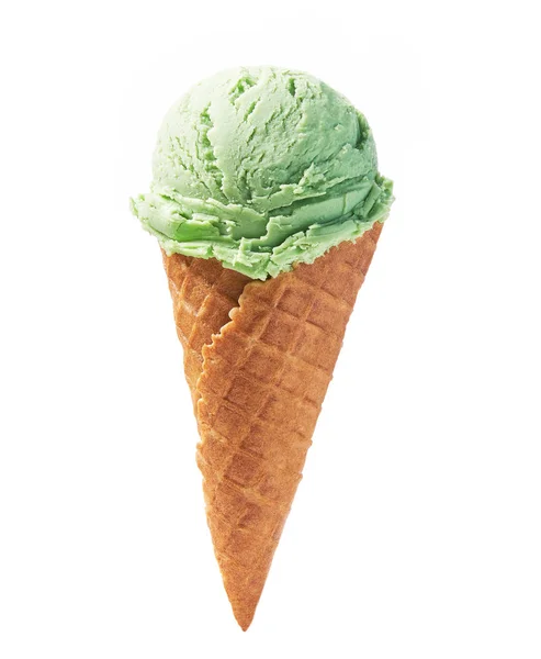 Sorvete verde em cone de waffle isolado em fundo branco — Fotografia de Stock