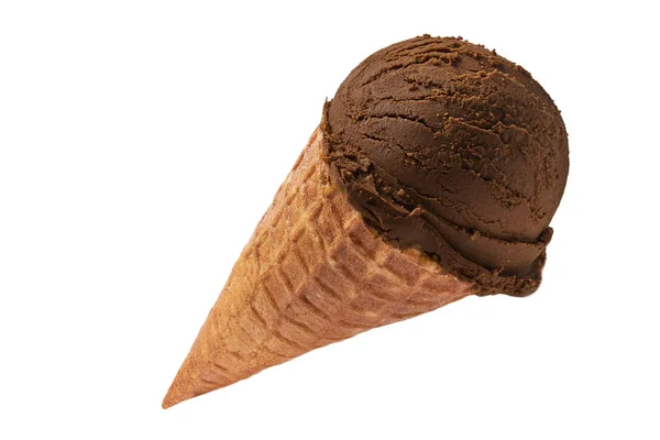 Коричневое мороженое в вафельном конусе на белом фоне — стоковое фото