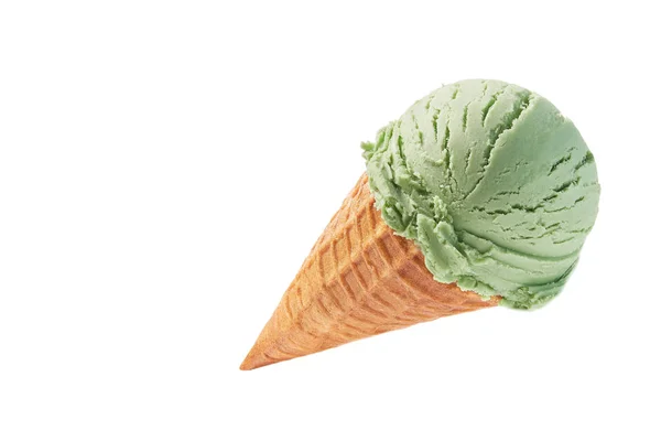 Helado verde en cono de gofre aislado sobre fondo blanco — Foto de Stock