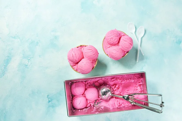 Rosa cucharadas de helado sobre fondo de colores menta con spa de copia — Foto de Stock