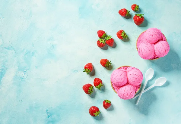 Dos porciones de helado rosa en taza de papel en colores menta backgro — Foto de Stock