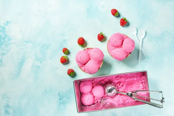 Sked för glass tar lite ur förpackningen jordgubb — Stockfoto