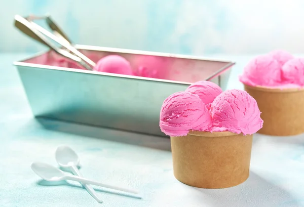 Helado rosa sacado con pala del recipiente. Bolas de helado . —  Fotos de Stock