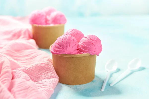 Dos porciones de helado de fresa en taza de papel y servilleta rosa o — Foto de Stock