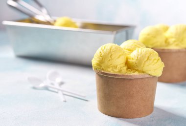 Sarı dondurma konteyner dışında scooped. Dondurma topları.