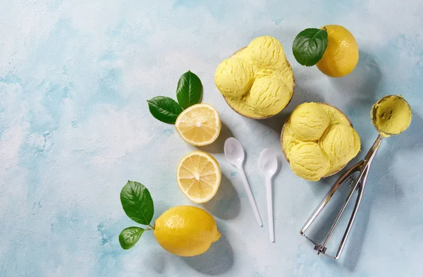 Dos porciones de helado de limón en taza de papel en colores menta backgro — Foto de Stock