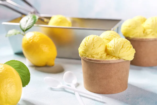 Dos porciones de helado de limón en taza de papel sobre fondo de colores menta —  Fotos de Stock