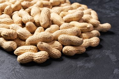 Siyah masada çiğ fıstık. Seçici odaklama.