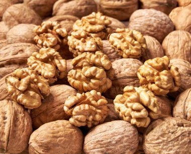 Kabuklu ve kabuksuz ceviz arka plan yakın çekim, ceviz doku olarak.