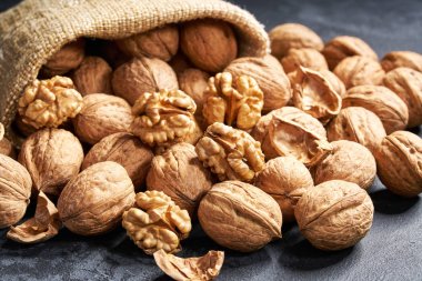 Ceviz siyah bir masa üzerinde çanta dışarı dökülür, yakın çekim.