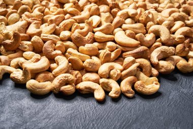 siyah masa üzerinde kaju fıstığı , seçici odak