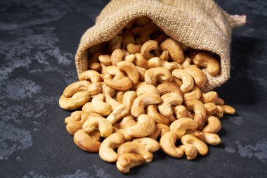 Kaju fıstığı siyah bir masa üzerinde çanta dışarı dökülür, Close-up