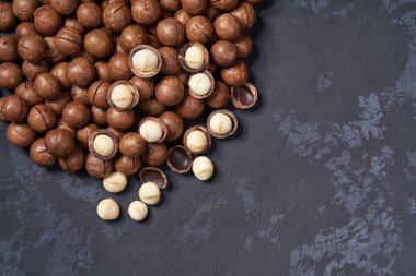 Macadamia fındık siyah masada, kopya alanı ile. Üstte görüntü.