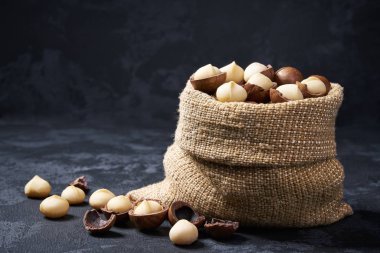 Macadamia fındık siyah masada çanta. Yığın veya macadamia yığını .