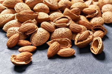 siyah masa üzerinde badem fıstığı , seçici odak