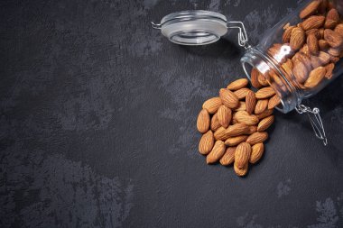 Siyah masa üzerinde açık cam kavanozbadem , close-up , Üst görünüm