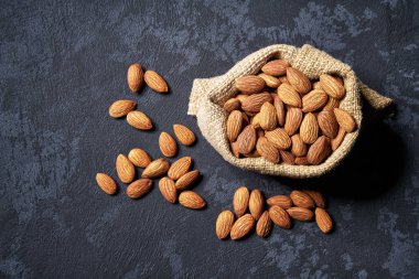 Kopya alanı ile siyah arka plan üzerinde çuval çanta Badem. Üstte görüntü