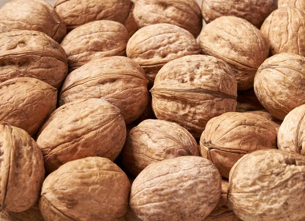 Niet-gekapt walnoten achtergrond close-up, als walnoot textuur. — Stockfoto
