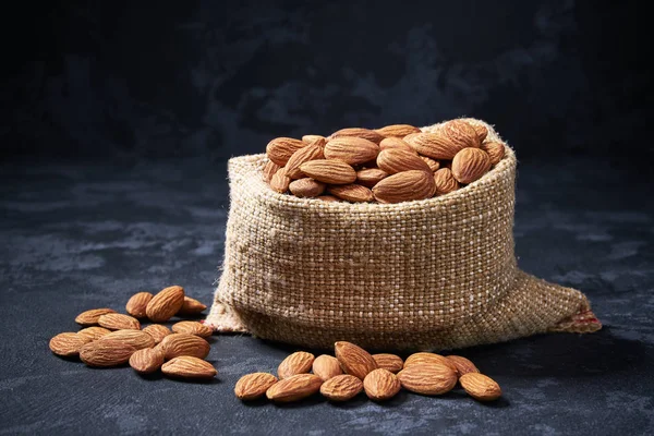 Mandel i säckväv på svart bord med kopierings utrymme — Stockfoto