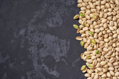 Siyah masa üzerinde Antep fıstığı , kopya alanı ile. Üstte görüntü.