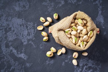 Kopya alanı ile siyah arka plan üzerinde çuval çanta antep fıstığı. Üstte görüntü.