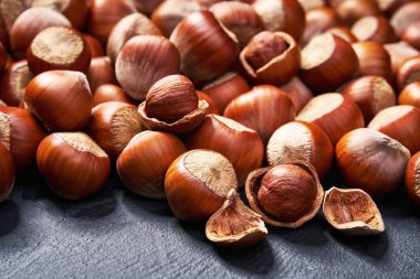 Siyah taş arka plan üzerine fındık, seçici odak. Arka plan olarak organik fındık.