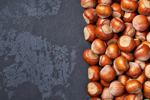 Nocciola su tavolo nero, con spazio per la copia. Vista dall'alto . — Foto Stock