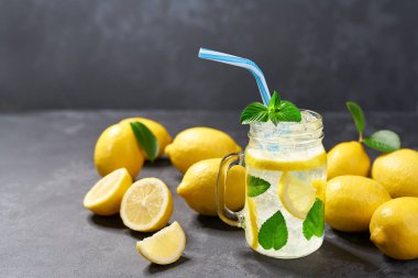 Limon ve nane ile Limonata, soğuk ferahlatıcı içecek . Sağlıklı ve detoks su içeceği.