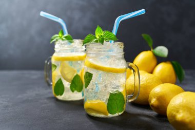 Siyah bir arka plan üzerinde soğuk limonata iki kavanoz