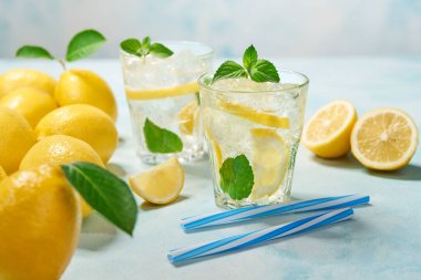 turkuaz arka plan üzerinde taze limon ile limonata iki bardak